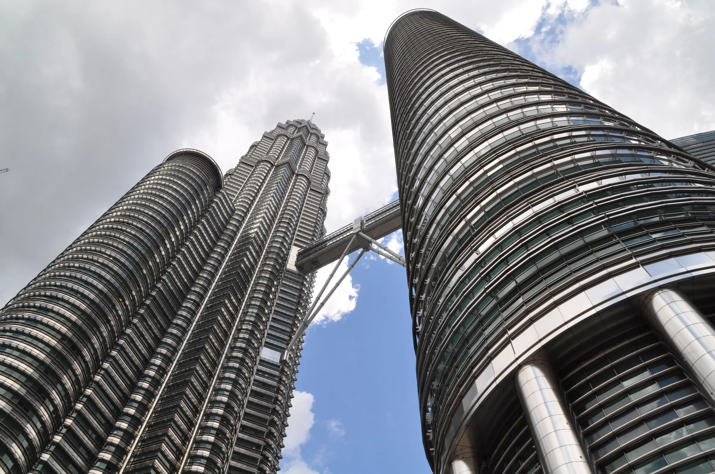 Arsitektur gedung modern yang menggambarkan infrastruktur terhubung